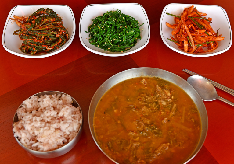 추어탕과 산나물로 채운 보양밥상